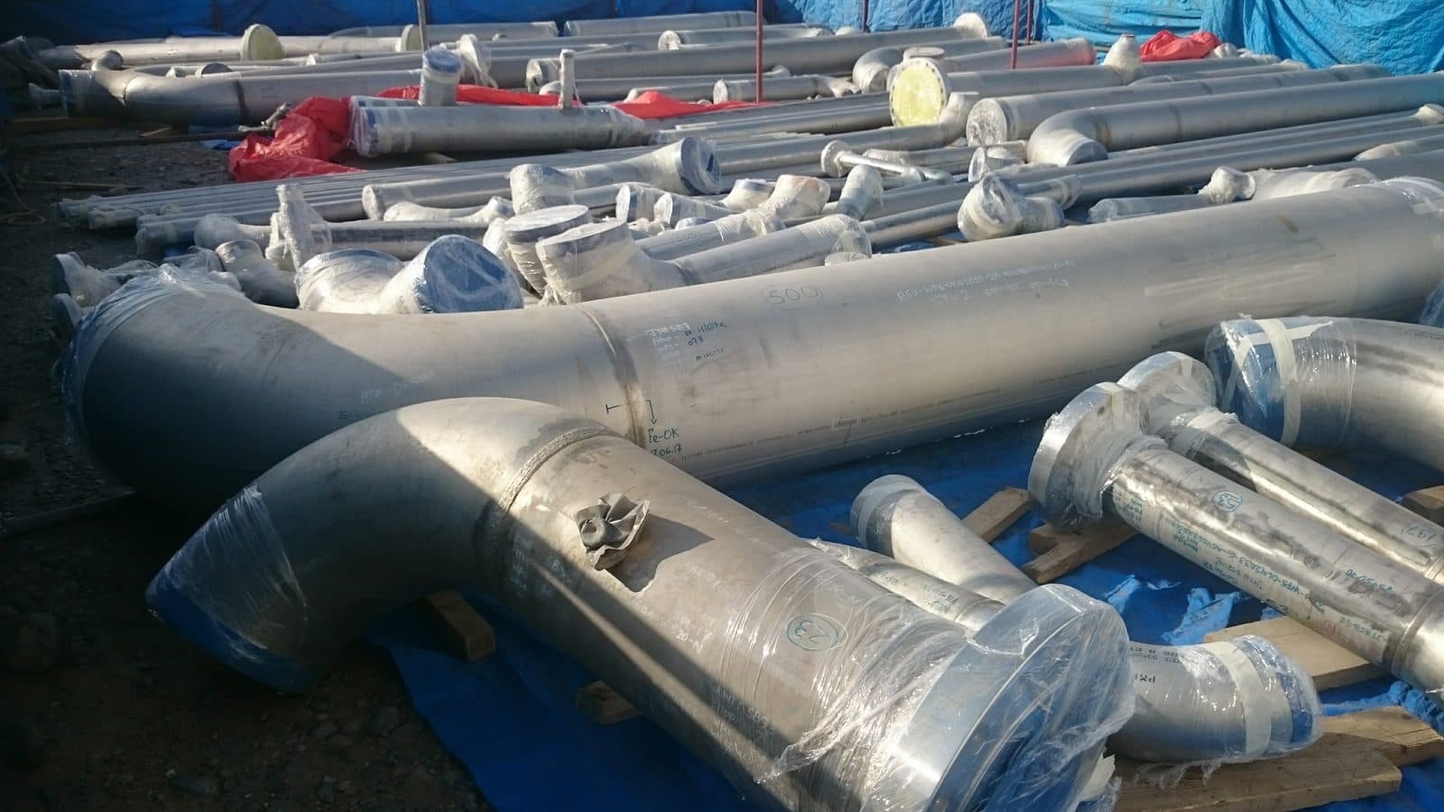 Sahadaki spool borular ve bağlantı parçaları